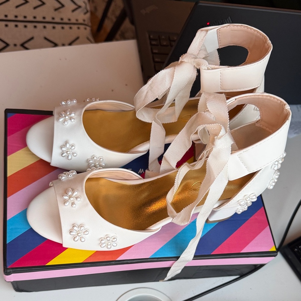 Elegant White Women's Shoes with Floral Accents